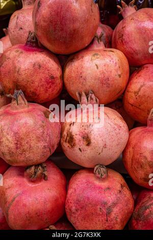 Frische Granatäpfel, ein Tablett mit reifen, saftigen Granatäpfeln aus nächster Nähe auf dem Bauernmarkt Stockfoto