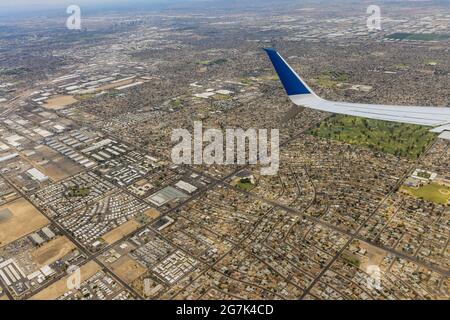 Flug mit einem Flugzeug über einer Mischung aus Wohn-, Industriestadt Phoenix Arizona USA Stockfoto