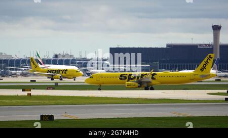 CHICAGO, VEREINIGTE STAATEN - 04. Jul 2021: Die Flugzeuge der Spirit Airline, die sich auf der Start- und Landebahn des internationalen Flughafens Chicago O'Hare vorbeifliegen Stockfoto