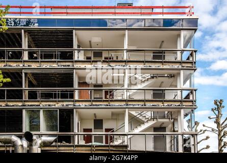 Fcade von der Abriss eines mehrstöckigen Bürokomplexes in einer Stadt Stockfoto