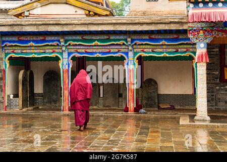Person, die im Kumbum Champa Ling Kloster in Qinghai, China, läuft Stockfoto