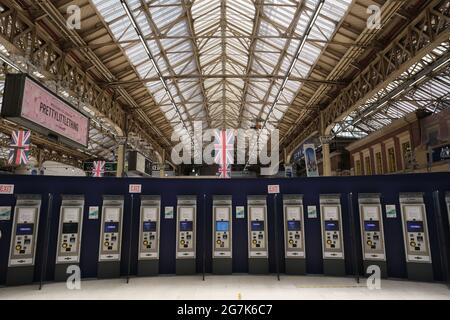 Eine Reihe leerer Automated Ticket Issuing Machines am Victoria National Bahnhof. Es war der zweitverkehrsreichste Bahnhof in Großbritannien. Stockfoto