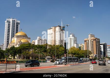 Weite Sicht auf einige Gebäude des Vila Mariana Bezirks an einem normalen Arbeitstag, sonniger, blauer Himmel. Blick von der Avenida Bernardino de Campos. Stockfoto