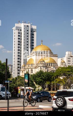 Die goldene orthodoxe Metropolitan Cathedral mit dem Bürokomplex Paraiso WorkCentre auf der Rückseite. Blick von der Avenida Bernardino de Campos. Stockfoto