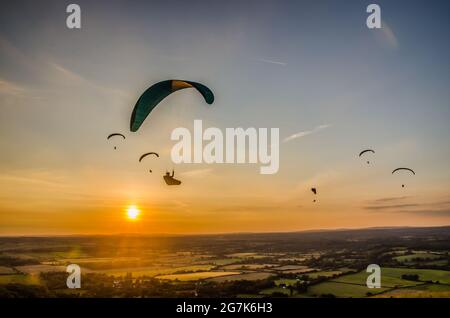 Devils Dyke, Brighton, East Sussex, Großbritannien. Juli 2021. Weiter nordlicher Wind mit fast perfekten Bedingungen am späten Nachmittag. Piloten fliegen bis zum Sonnenuntergang. Ein warmer lauer Abend in den herrlichen South Downs mit noch wärmeren Wetterprognosen. Kredit: David Burr/Alamy Live Nachrichten Stockfoto