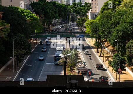 Die 9 de Julho Avenue, eine wichtige Autobahn mit hoher Dichte, die die Innenstadt mit anderen Straßen der Stadt verbindet. Blick vom Platz Geremia Lunardelli. Stockfoto