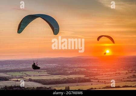 Devils Dyke, Brighton, East Sussex, Großbritannien. Juli 2021. Weiter nordlicher Wind mit fast perfekten Bedingungen am späten Nachmittag. Piloten fliegen bis zum Sonnenuntergang. Ein warmer lauer Abend in den herrlichen South Downs mit noch wärmeren Wetterprognosen. Kredit: David Burr/Alamy Live Nachrichten Stockfoto