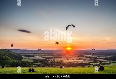 Devils Dyke, Brighton, East Sussex, Großbritannien. Juli 2021. Weiter nordlicher Wind mit fast perfekten Bedingungen am späten Nachmittag. Piloten fliegen bis zum Sonnenuntergang. Ein warmer lauer Abend in den herrlichen South Downs mit noch wärmeren Wetterprognosen. Kredit: David Burr/Alamy Live Nachrichten Stockfoto