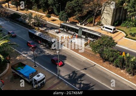 Nordostansicht der 9 de Julho Avenue mit einigen Straßenarbeiten in der Busspur. Dies ist ein wichtiger Autobahnkorridor von Sao Paulo. Stockfoto