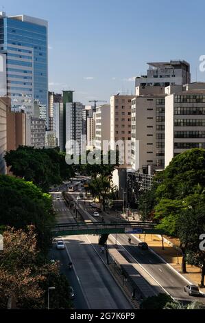 Nordostansicht der 9 de Julho Avenue, die zwischen den Gebäuden des Stadtteils Bela Vista verläuft. Dies ist ein wichtiger Autobahnkorridor von Sao Paulo. Stockfoto