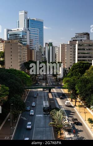 Nordostansicht der 9 de Julho Avenue, die zwischen den Gebäuden des Stadtteils Bela Vista verläuft. Dies ist ein wichtiger Autobahnkorridor von Sao Paulo. Stockfoto