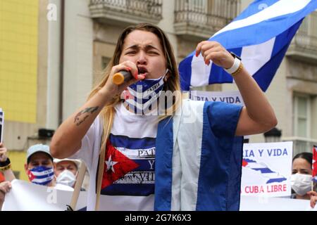 Spanien. Juli 2021. Playa Mayor in Gijon war Schauplatz eines Protestes namens „SOS Cuba“, um die Freiheit auf der Insel zu fordern. Die Kubaner in Asturien versammelten sich, um Heimat und Leben zu rufen. (Foto von Mercedes Menendez/Pacific Press) Quelle: Pacific Press Media Production Corp./Alamy Live News Stockfoto