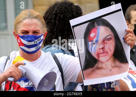 Spanien. Juli 2021. Playa Mayor in Gijon war Schauplatz eines Protestes namens „SOS Cuba“, um die Freiheit auf der Insel zu fordern. Die Kubaner in Asturien versammelten sich, um Heimat und Leben zu rufen. (Foto von Mercedes Menendez/Pacific Press) Quelle: Pacific Press Media Production Corp./Alamy Live News Stockfoto