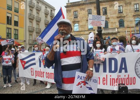 Spanien. Juli 2021. Playa Mayor in Gijon war Schauplatz eines Protestes namens „SOS Cuba“, um die Freiheit auf der Insel zu fordern. Die Kubaner in Asturien versammelten sich, um Heimat und Leben zu rufen. (Foto von Mercedes Menendez/Pacific Press) Quelle: Pacific Press Media Production Corp./Alamy Live News Stockfoto