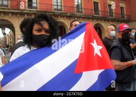 Spanien. Juli 2021. Playa Mayor in Gijon war Schauplatz eines Protestes namens „SOS Cuba“, um die Freiheit auf der Insel zu fordern. Die Kubaner in Asturien versammelten sich, um Heimat und Leben zu rufen. (Foto von Mercedes Menendez/Pacific Press) Quelle: Pacific Press Media Production Corp./Alamy Live News Stockfoto