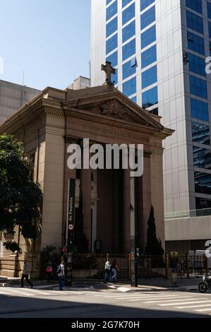 Fassade und Eingang der Sao Luis Gonzaga Kirche an der Ecke zwischen Bela Cintra Straße mit Paulista Avenue, im Consolacao Bezirk. Stockfoto