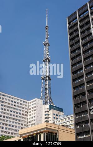 Der Globo-Fernsehturm, eine 119 Meter lange digitale TV-Sendeantenne, die auf dem Dach des Trianon-Firmengebäudes installiert ist und von der Paulista Avenue aus gesehen wird. Stockfoto