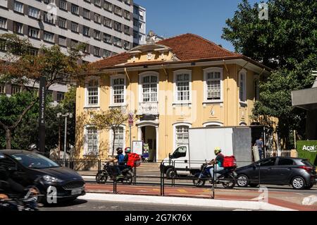 Das alte Kolonialhaus des Pasteur-Instituts in der Paulista Avenue 393, verantwortlich für epidemiologische Überwachung und Krankheitsforschung. Stockfoto