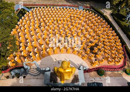 Wat Chak Yai Tempel, goldener buddha und Hunderte von Mönchen, in Chanthaburi, Thailand Stockfoto