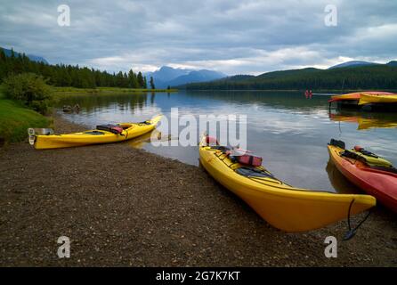 Kajaks Am Maligne Lake. Kajaks am Ufer des Maligne Lake, Alberta. Stockfoto