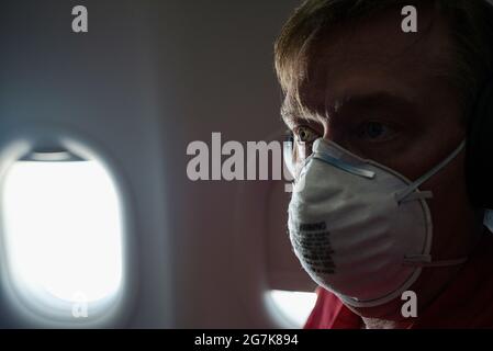 Ein Mann, der am 25. April 2020 während der COVID-Pandemie geflogen ist. Stockfoto