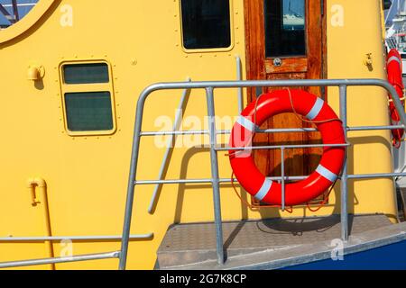 Lifebuoy an Bord des Schiffes . Rote Rettungsring Stockfoto