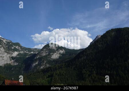 Blauer Himmel über den grünen Hügeln Stockfoto