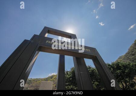 11. April 2018-Goyang, Südkorea-EIN Blick auf das Kontingent-Denkmal für den Koreakrieg in England des Gloster Hill Memorial Park in Paju, Südkroea. Das Denkmal steht am Fuße des Gloster Hill neben dem Seolmacheon-Bach, dem Ausgangspunkt des Hauptquartiers des Gloucestershire Regiments während der Schlacht am Imjin River. Es wurde von Einheiten der britischen und südkoreanischen Streitkräfte als Denkmal für das Gloucestershire Regiment und C-Truppe, 170. Mörserbatterie, Royal Artillery gebaut. Stockfoto