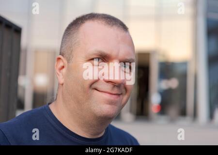 Gesicht eines lächelnden, reifen europäischen Mannes von großer Größe. Stockfoto