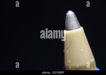 Makroaufnahme einer Kugelschreiber-Spitze auf dunklem Hintergrund Stockfoto