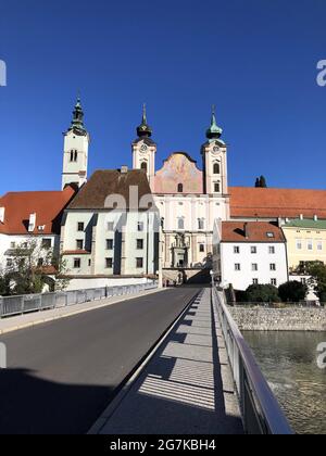 Stadtbild von Steyr mit Kirche St. Michael über dem Fluss, Oberösterreich Stockfoto