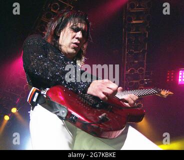 **DATEI FOTO** Jeff LaBar ist bei 58 verstorben. Jeff LaBar von Cinderella tritt am 26. Mai 2002 im Lakewood Amphitheater in Atlanta, Georgia, auf. Quelle: Chris McKay/MediaPunch Stockfoto