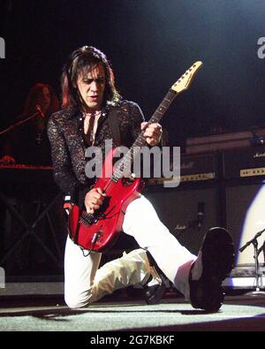 **DATEI FOTO** Jeff LaBar ist bei 58 verstorben. Jeff LaBar von Cinderella tritt am 26. Mai 2002 im Lakewood Amphitheater in Atlanta, Georgia, auf. Quelle: Chris McKay/MediaPunch Stockfoto