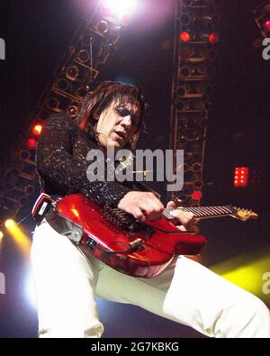 **DATEI FOTO** Jeff LaBar ist bei 58 verstorben. Jeff LaBar von Cinderella tritt am 26. Mai 2002 im Lakewood Amphitheater in Atlanta, Georgia, auf. Quelle: Chris McKay/MediaPunch Stockfoto