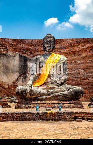 Wat Worachettharam Tempel, sitzender buddha in Phra Nakhon Si Ayutthaya, historische Stadt in Thailand Stockfoto