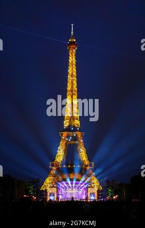 Feuerwerk zum Bastille-Tag am 14. Juli 2021 auf dem Eiffelturm - Pyrotechnikshow anlässlich des französischen Nationalfeiertags in Paris während der Pandemie Covid-19 Stockfoto