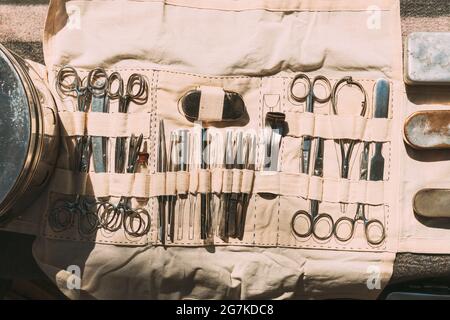 Alte Medizinische Und Chirurgische Instrumente. Viele Chirurgische Instrumente Für Die Chirurgie. Alte Verschiedene Metallische Medizinische Instrumente Objekte. Retro-Edelstahl-Op Stockfoto