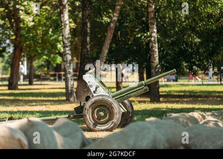 Russische sowjetische 45-mm-Panzerabwehrkanone. Es war die wichtigste Panzerabwehrwaffe der Artillerietruppen der Roten Armee im Zweiten Weltkrieg Sommersaison. Stockfoto