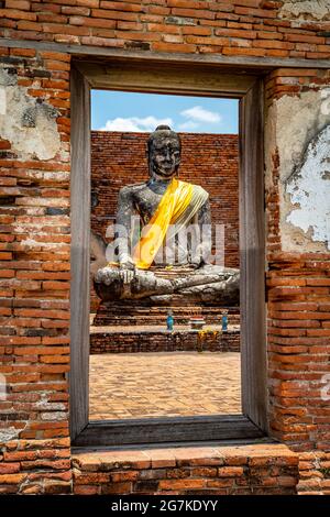 Wat Worachettharam Tempel, sitzender buddha in Phra Nakhon Si Ayutthaya, historische Stadt in Thailand Stockfoto