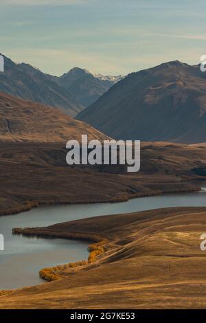 Observatory Signature Blick auf den Mt. John zeigen einen Blick von oben auf den See alexandrina und den see tekapo mit einer atemberaubenden Landschaft Stockfoto