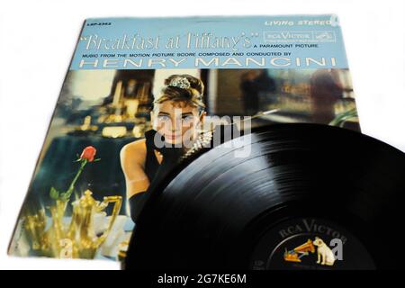 Soundtrack zum Frühstück bei Tiffany's: Musik aus dem Film-Musikalbum Motion Picture auf Vinyl-LP-Schallplatte. Albumcover Stockfoto