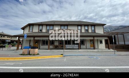 CANMORE, KANADA - 24. Jun 2021: Weitwinkelansicht des historischen Canmore Hotels und Hostels in der Stadt Canmore, Alberta Stockfoto