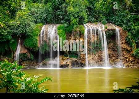 Sai Yok Lek Wasserfall im Sai Yok Nationalpark, Kanchanaburi, Thailand Stockfoto