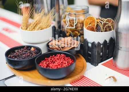 Bild mit geringer Schärfentiefe (selektiver Fokus) und Gewürzen auf der Theke einer Bar während einer Gartenparty. Stockfoto