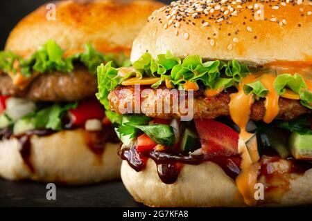 Nahaufnahme von zwei frischen, leckeren Burgern Stockfoto