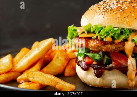 Nahaufnahme von frischen, leckeren Chicken Burger mit pommes frites Stockfoto