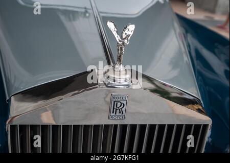 21.07.2018, Singapur, Republik Singapur, Asien - Bonnet Ornamentskulptur Spirit of Ecstasy einer Limousine der Luxusmarke Rolls-Royce. Stockfoto