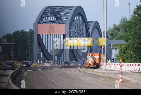 14. Juli 2021, Hamburg: Fahrzeuge fahren auf der Autobahn A255 in Richtung Elbbrücken. Angesichts des zu erwartenden Reiseverkehrs am Wochenende hat der ADAC vor längeren Staus in Hamburg, Schleswig-Holstein und Mecklenburg-Vorpommern gewarnt. Neben den Bauarbeiten für den Ausbau der A7 nördlich und südlich des Elbtunnels wird der Wiederaufbau der A255 fortgesetzt. Auf der sogenannten Veddel-Filiale, die die A1 (Bremen-Lübeck) und die B75 (Harburg - Hamburg-Centrum) mit den Elbbrücken verbindet, steht den Autofahrern jeweils nur eine Fahrspur zur Verfügung. (Bis d Stockfoto