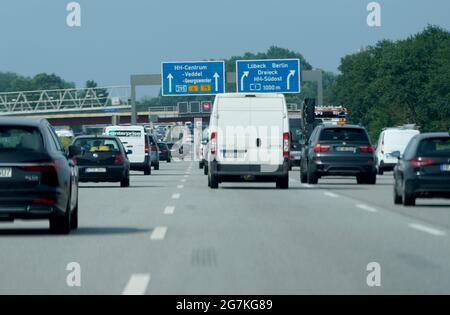 14. Juli 2021, Hamburg: Fahrzeuge fahren auf den Autobahnen A255 und A1 am Autobahnkreuz Norderelbe nach Norden. Angesichts des zu erwartenden Reiseverkehrs am Wochenende hat der ADAC vor längeren Staus in Hamburg, Schleswig-Holstein und Mecklenburg-Vorpommern gewarnt. Neben den Bauarbeiten für den Ausbau der A7 nördlich und südlich des Elbtunnels wird der Wiederaufbau der A255 fortgesetzt. Auf der sogenannten Veddel-Zweigniederlassung, die die A1 (Bremen-Lübeck) und die B75 (Harburg - Hamburg-Centrum) mit den Elbbrücken verbindet, steht mot nur eine Fahrspur in jede Richtung zur Verfügung Stockfoto