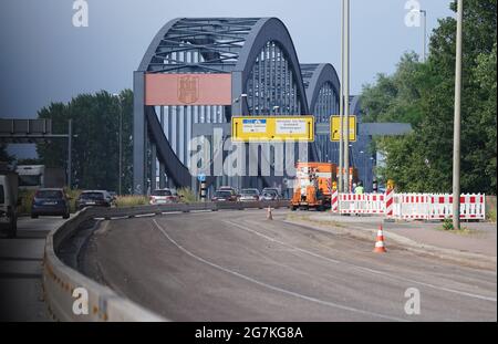 14. Juli 2021, Hamburg: Fahrzeuge fahren auf der Autobahn A255 in Richtung Elbbrücken. Angesichts des zu erwartenden Reiseverkehrs am Wochenende hat der ADAC vor längeren Staus in Hamburg, Schleswig-Holstein und Mecklenburg-Vorpommern gewarnt. Neben den Bauarbeiten für den Ausbau der A7 nördlich und südlich des Elbtunnels wird der Wiederaufbau der A255 fortgesetzt. Auf der sogenannten Veddel-Filiale, die die A1 (Bremen-Lübeck) und die B75 (Harburg - Hamburg-Centrum) mit den Elbbrücken verbindet, steht den Autofahrern jeweils nur eine Fahrspur zur Verfügung. (Bis d Stockfoto